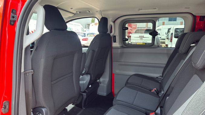 Volkswagen Transporter T32 Swb Diesel 2.0 TDI 170 Commerce Pro Kombi Van Auto [5 Plus] - Image 16